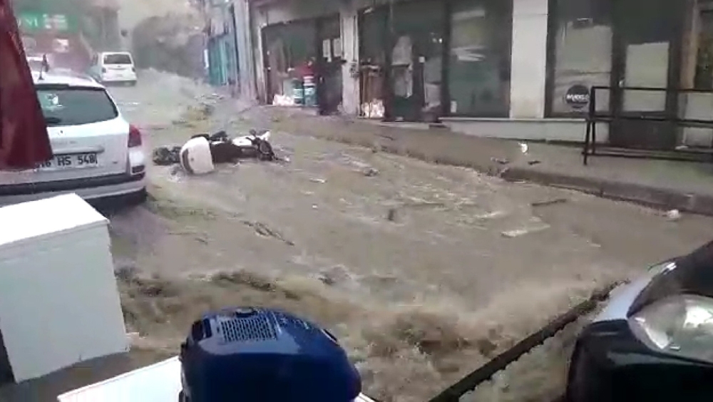 Bursa’da sel suları önüne ne kattıysa sürükledi...Bir kadın son anda kurtarıldı