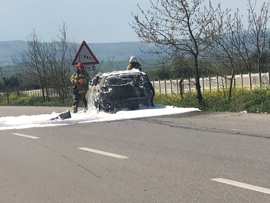 Bursa’da seyir halindeyken alev alan otomobil yandı
