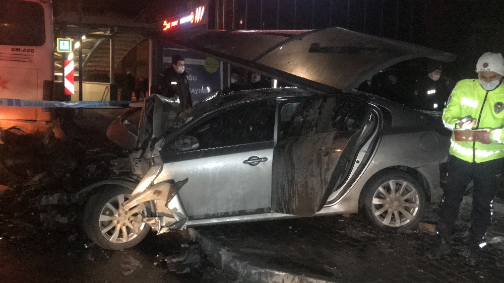 Bursa’da sürücü kontrolü kaybetti, ilk önce işçi servisine ardından durağa girdi:1 ölü, 4 yaralı