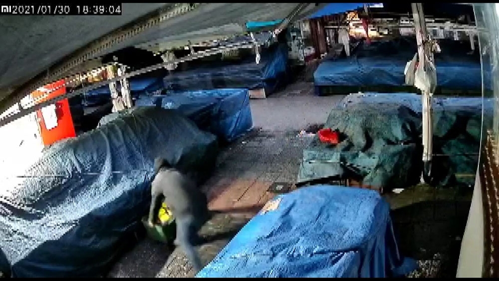 Bursa’da tarihî pazardan teneke teneke peynir çalan hırsızlar kameralara yakalandı