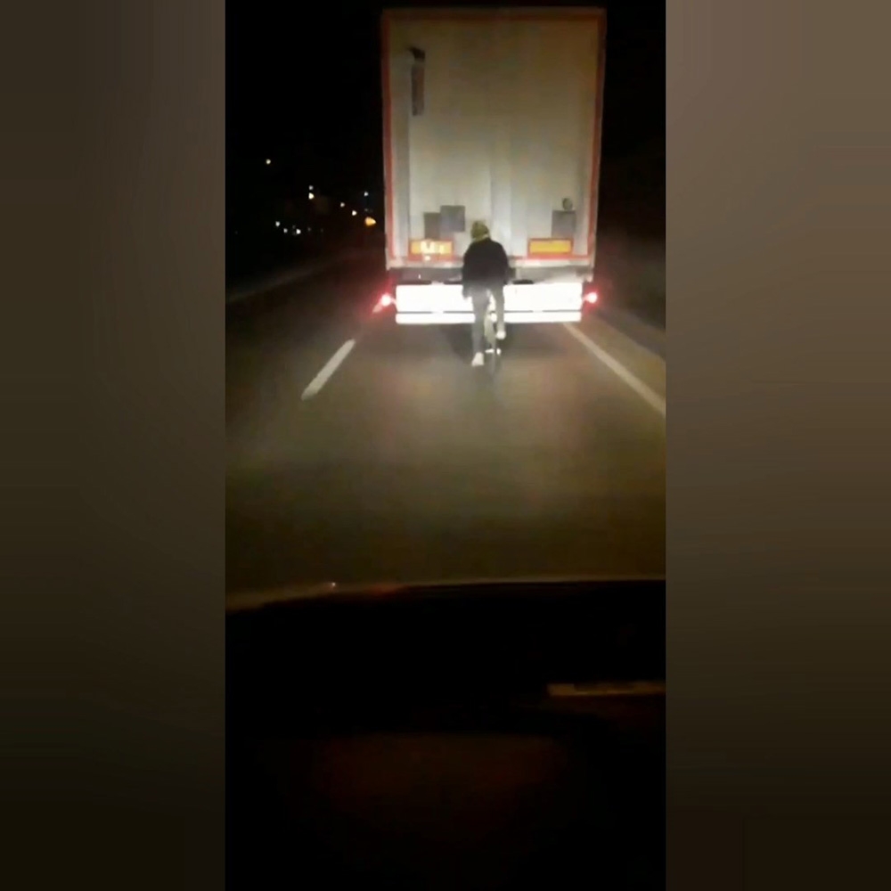 Bursa’da tırın arkasından giden bisiklet sürücüsü ölüme meydan okudu