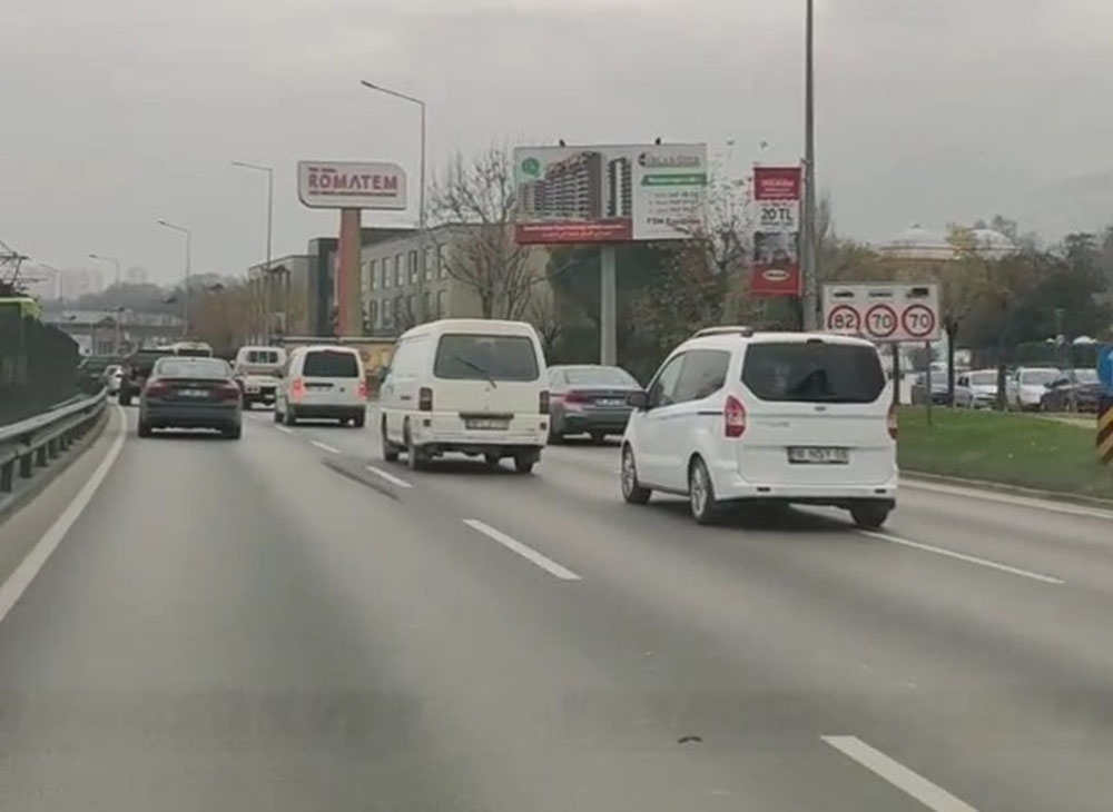 Bursa’da trafikte makas atan sürücüler araç kamerasıyla görüntülendi