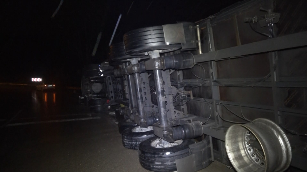 Bursa’da yağış nedeniyle kontrolden çıkan TIR yan yattı: 1 yaralı