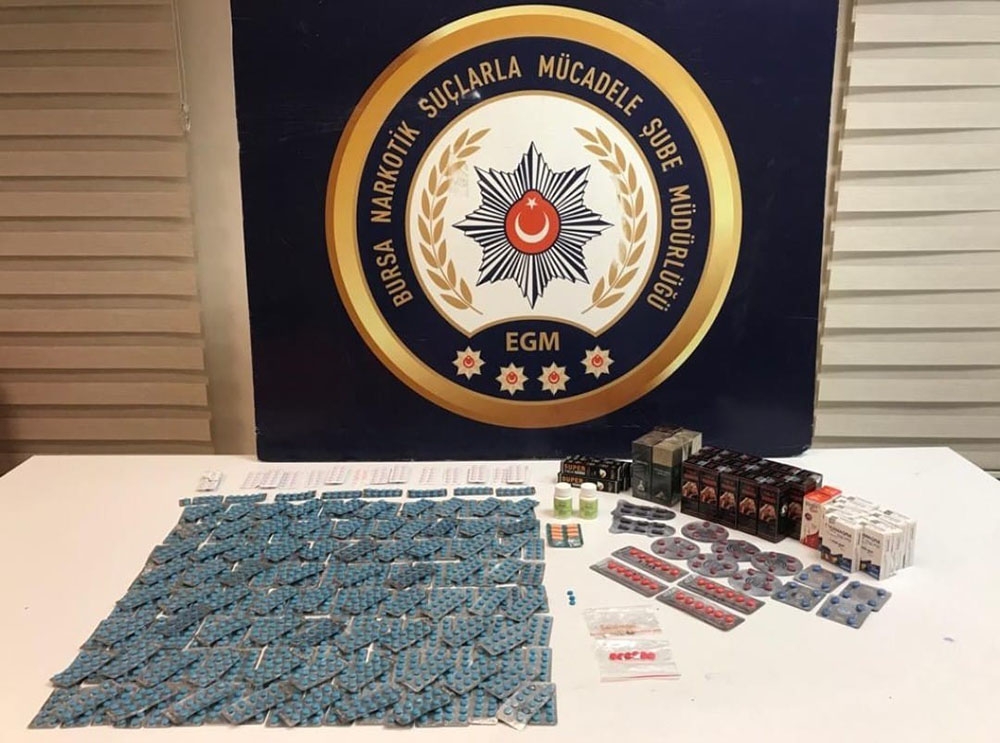 Bursa’da yapılan uyuşturucu operasyonunda 2 bin 589 adet hap ele geçirildi