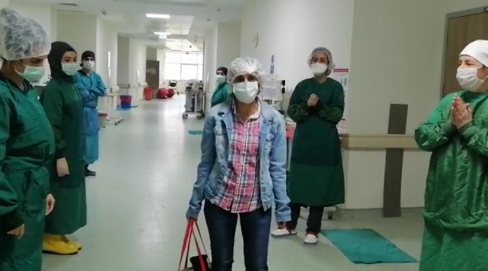 Bursalı hemşire 7 günlük tedavinin ardından taburcu oldu