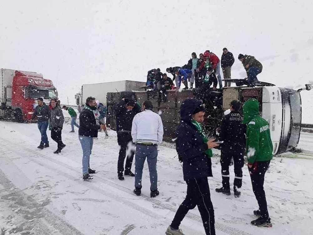 Bursaspor taraftarını taşıyan otobüsün kaza anını böyle kaydettiler