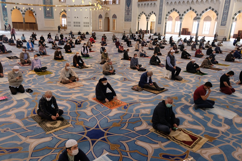 Büyük Çamlıca Camii’nde cemaatle sosyal mesafeli ilk Cuma namazı kılındı