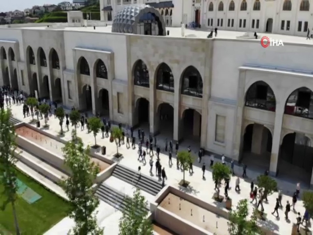 Büyük Çamlıca Camisi’nde oluşan kilometrelerce kuyruk havadan görüntülendi