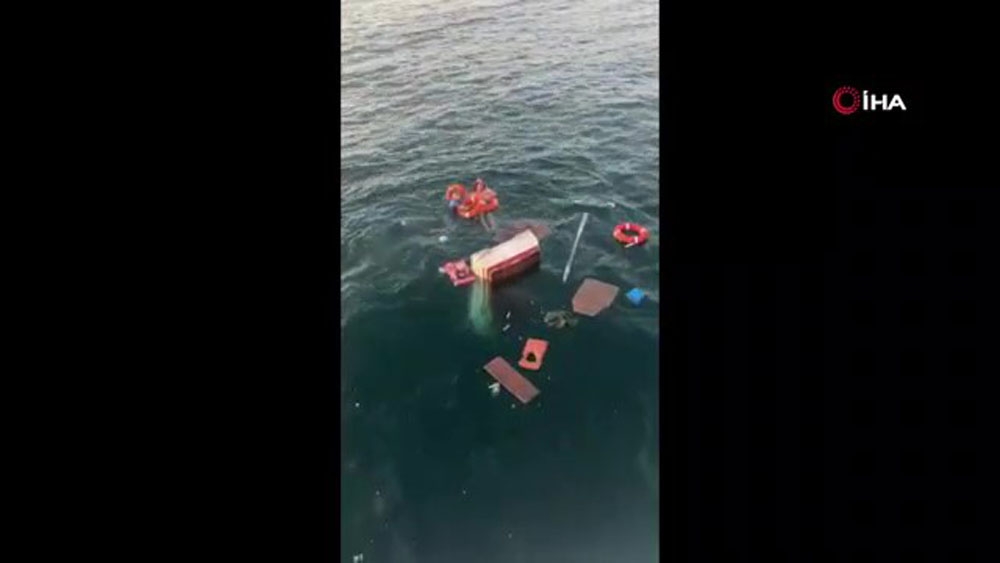 Büyükada açıklarında tekne battı... Kurtarma anları kameraya yansıdı