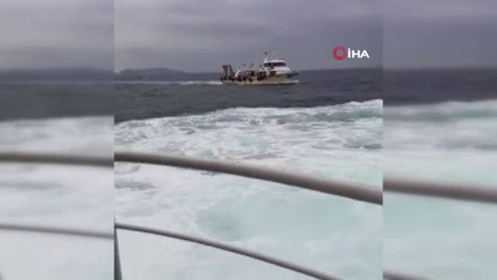 Büyükada Açıklarında Vapur Arızalandı, Yolcular Mahsur Kaldı