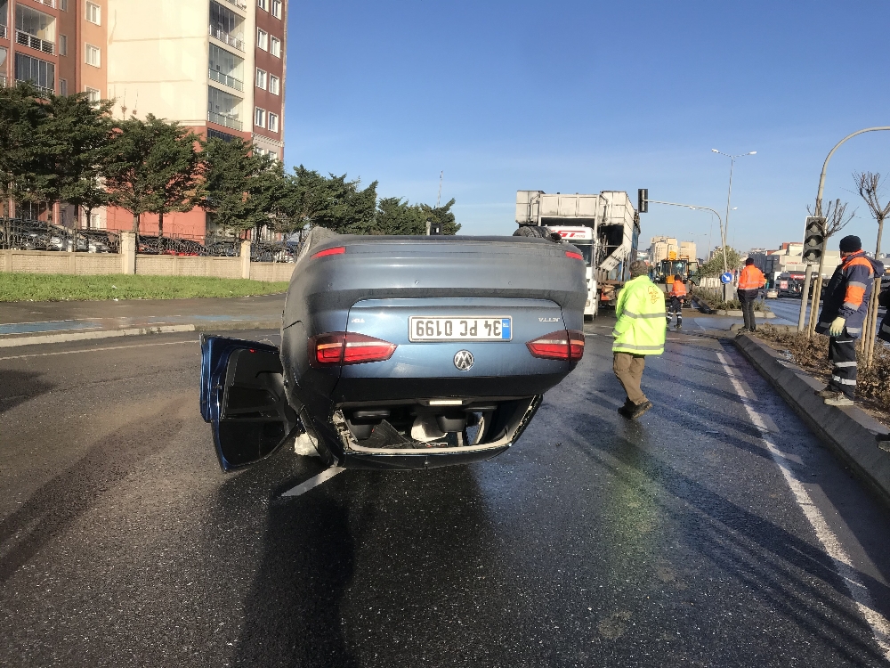 Büyükçekmece’de boş yolda otomobil takla attı: 1 yaralı