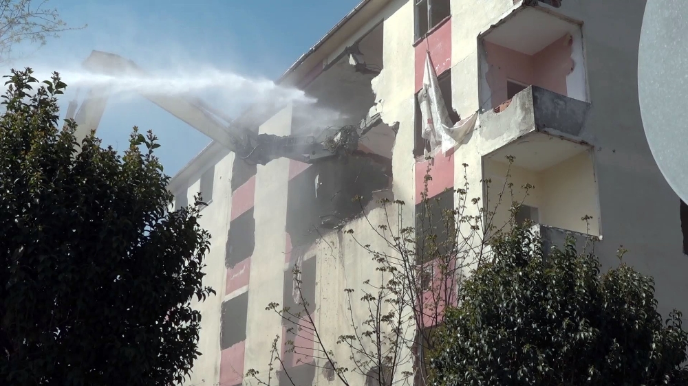 Büyükçekmece’de hasar gören binaların yıkımına devam edildi