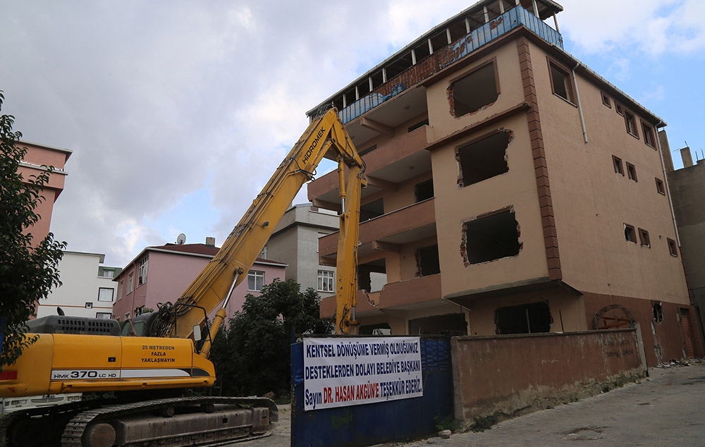 Büyükçekmece’de riskli yapıların yıkımına devam ediliyor