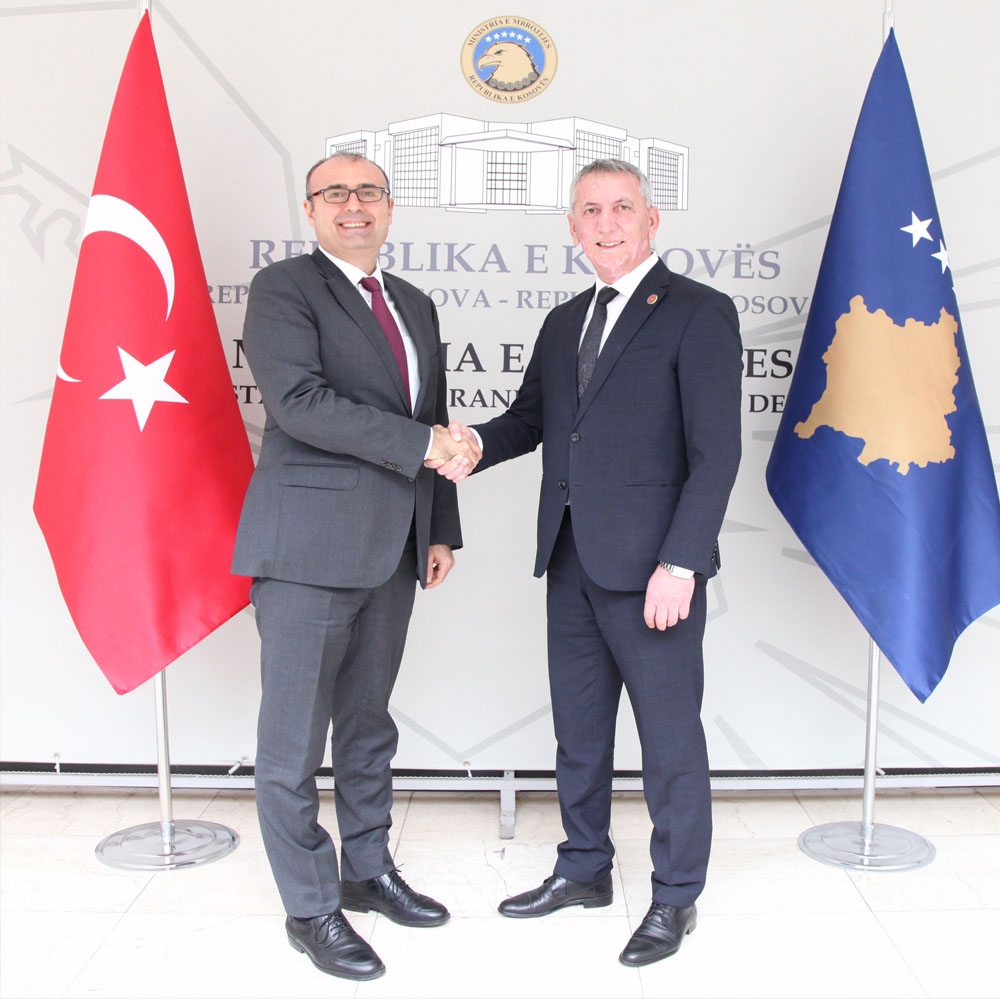 Büyükelçi Sakar’dan Kosova Savunma Bakanı Quni’ye ziyaret