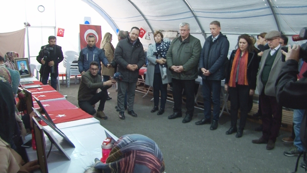 Büyükelçilerden Evlat Nöbetindeki Ailelere Ziyaret