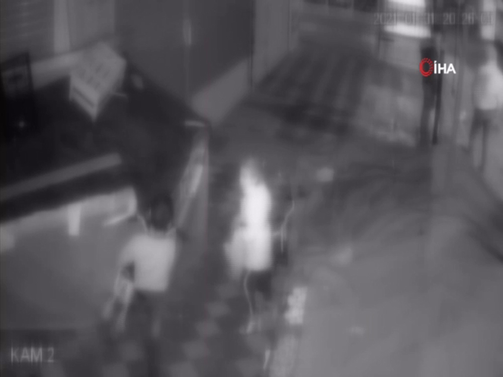 Büyükler çaldı, küçük çocuklar engellemeye çalıştı