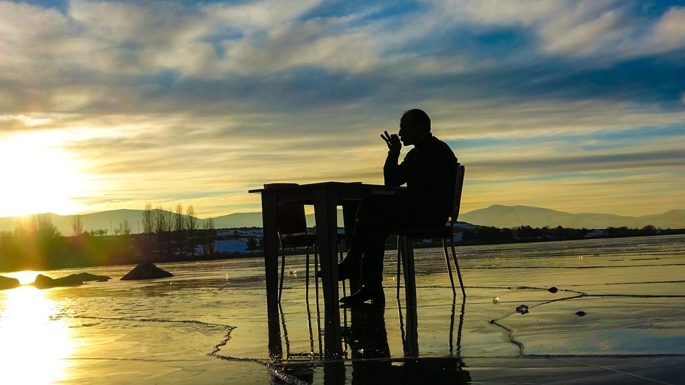 Buz Tutan Çıldır Gölü Üzerinde Çay Keyfi