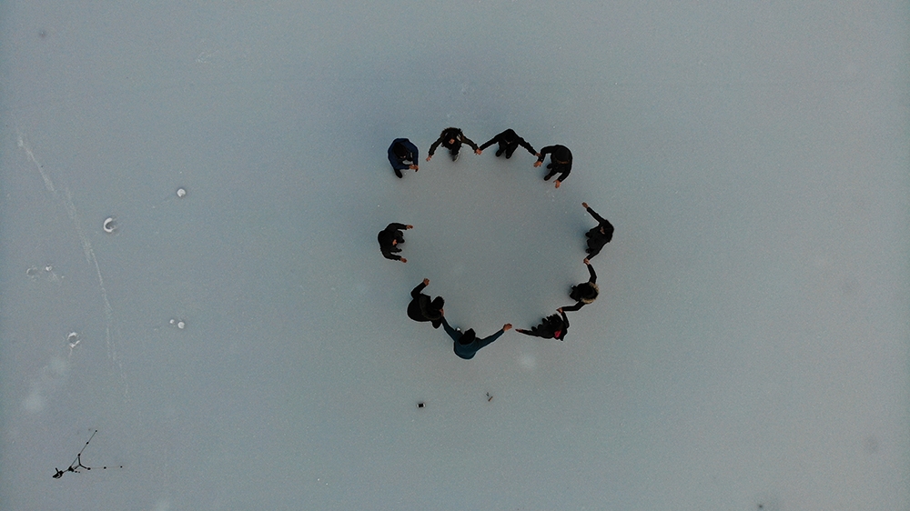 Buz tutan Karagöl’ün üzerinde horon teptiler