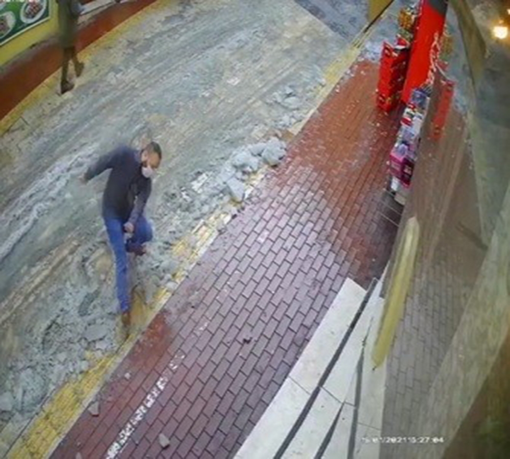 Buzda kayarak yere düştü: Ayağı kırıldı
