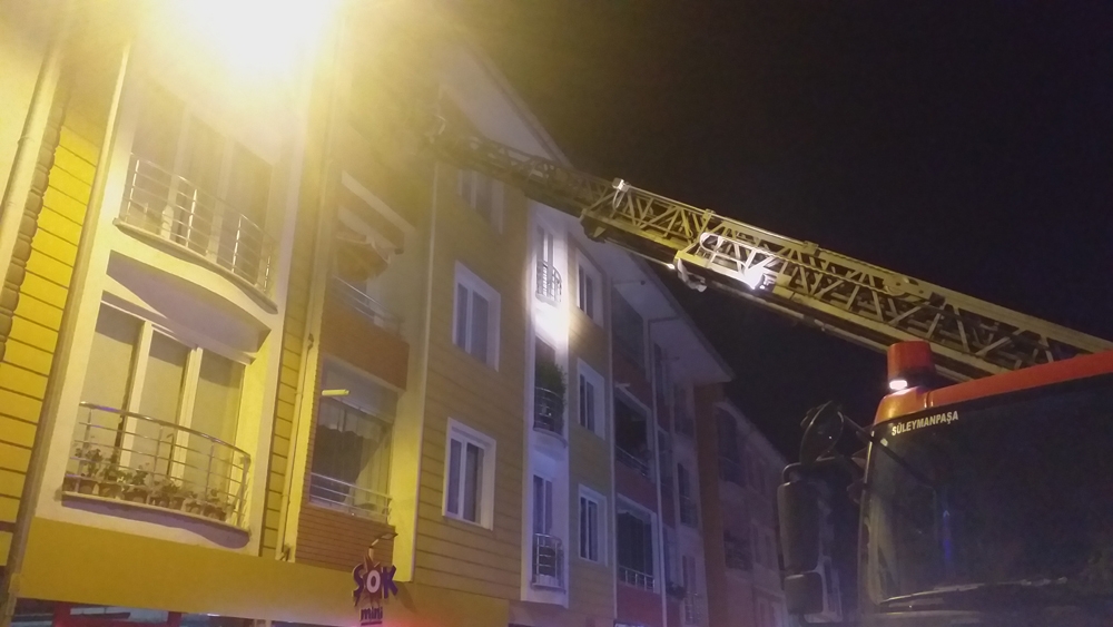 Buzdolabı patladı, evde çıkan yangın mahalleliyi sokağa döktü