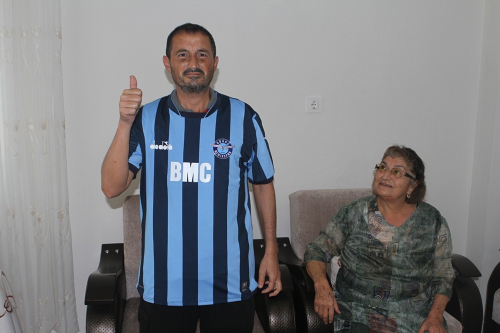 Cadde ortasında dövülen işitme engelli Cem’e Adana Demirspor’dan jest