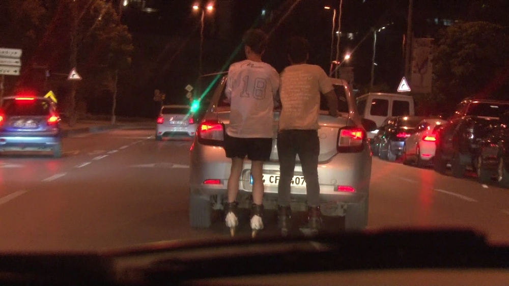 Caddebostan Sahil’de patenli gençlerin tehlikeli yolculuğu