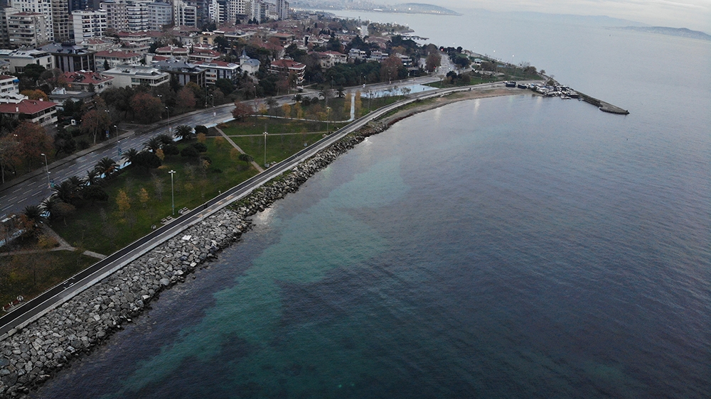 Caddebostan’da ilginç görüntü: Sahil kızıla boyandı
