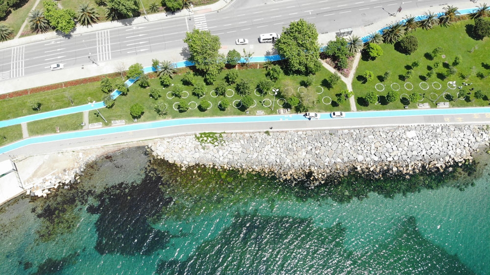 Caddebostan’da sosyal mesafe çemberleri havadan görüntülendi