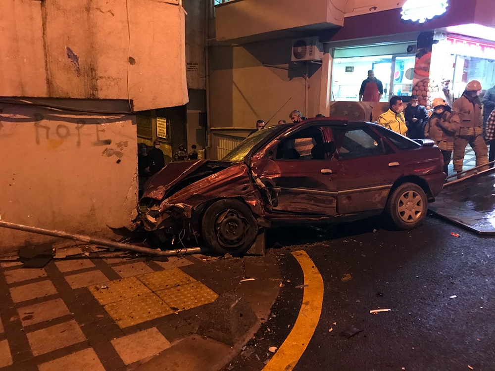Caddedeki 6 araca ardından binanın duvarına çarptı: 1 yaralı