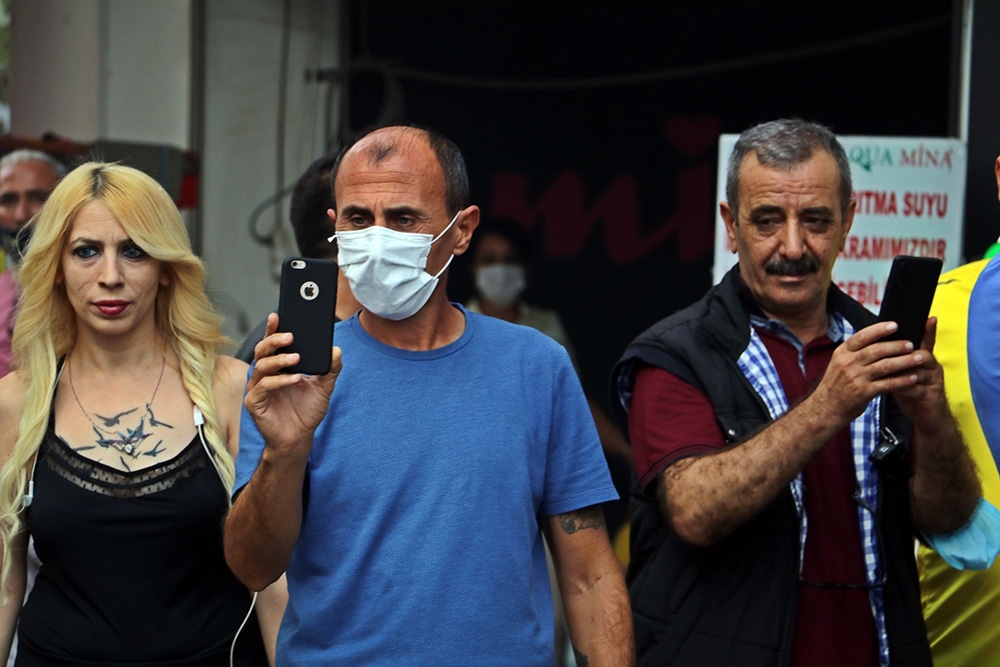 Caddedeki depo yangını korkuttu, vatandaşlar alevleri görüntülemek için yarıştı