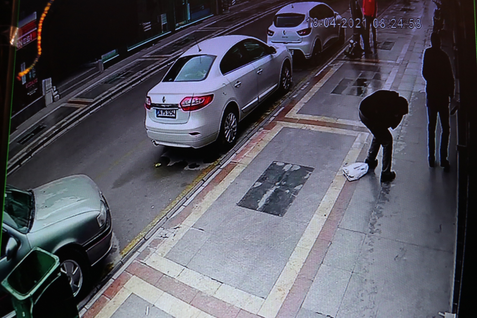 Caddeden geçen 2 kişinin yaralandığı çatışma güvenlik kamerasına yansıdı