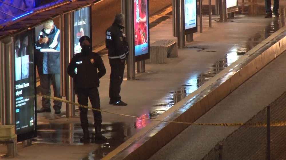 Çağlayan metrobüs durağında şüpheli paket alarmı
