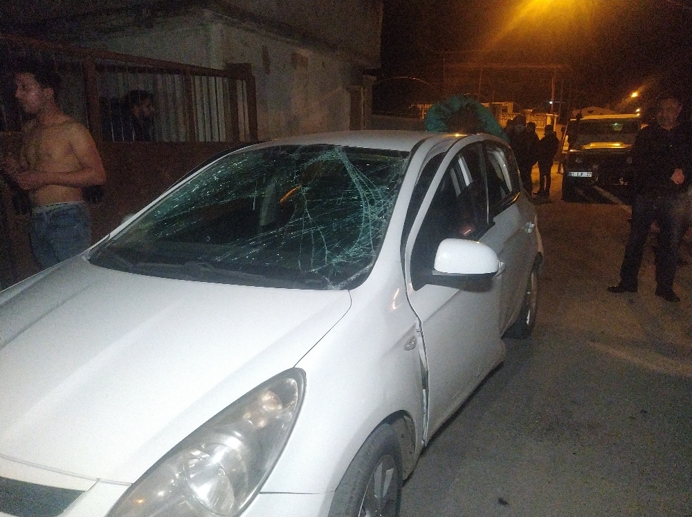 Çakmağı çaktılar, seyir halindeki otomobili patlattılar: 2 yaralı