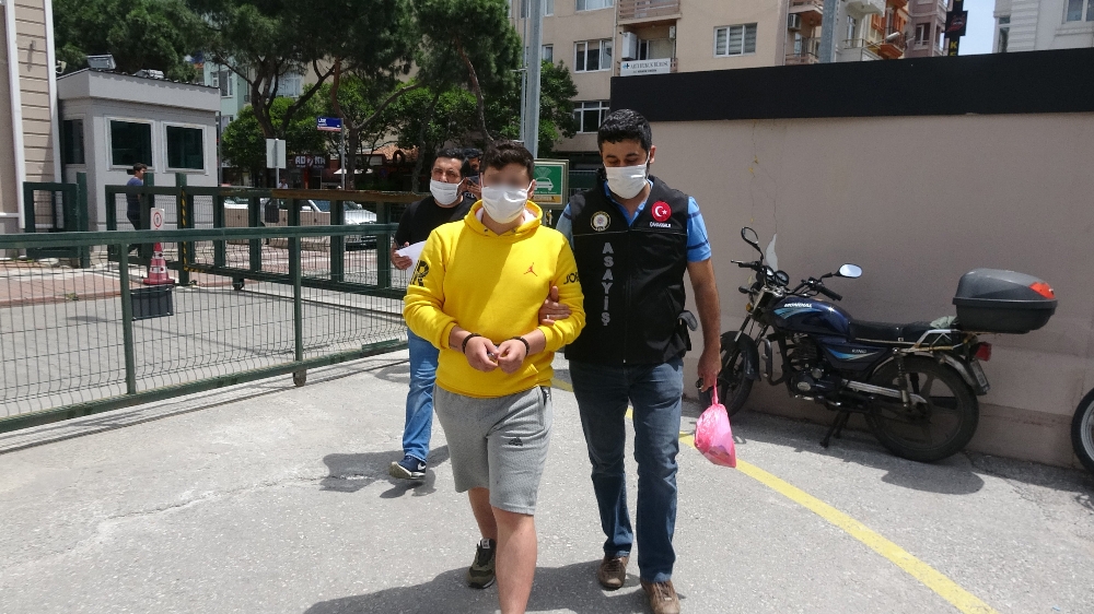 Çaldığı altınları bozdururken yakayı ele verdi