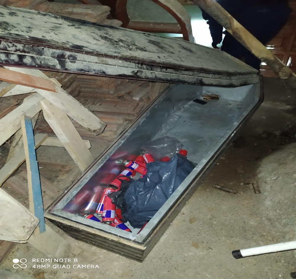 Çaldığı silahları tabutta sakladı