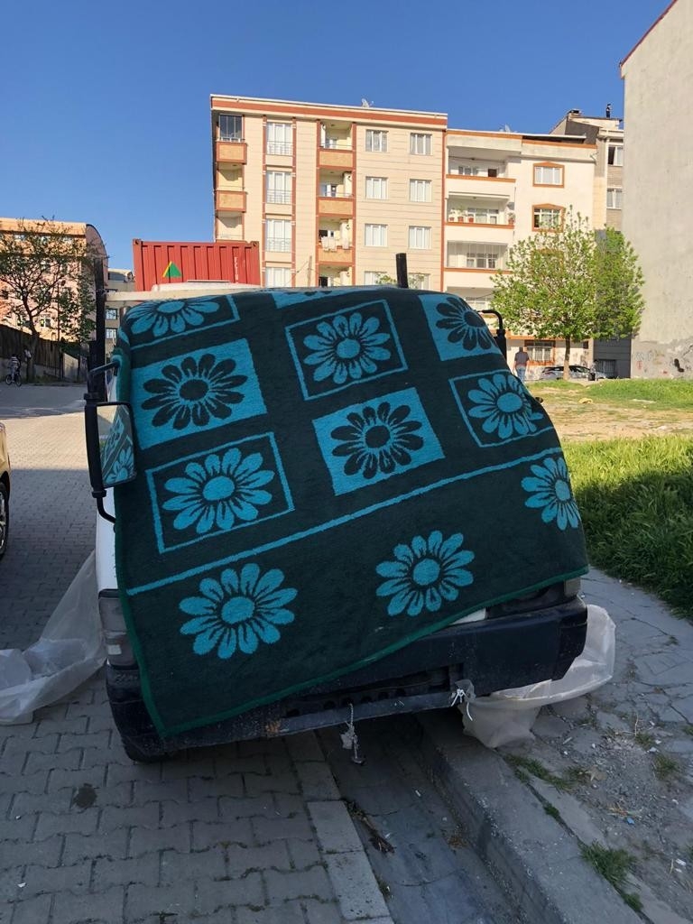 Çaldıkları kamyoneti battaniye ile kamufle etmeye çalıştılar