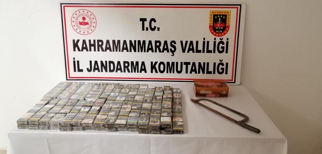 Çaldıkları sigara paketlerini toprağa gömdüler