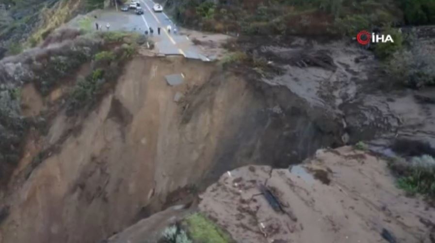 California’da şiddetli yağmur sonrası kıyı şeridindeki yol çöktü