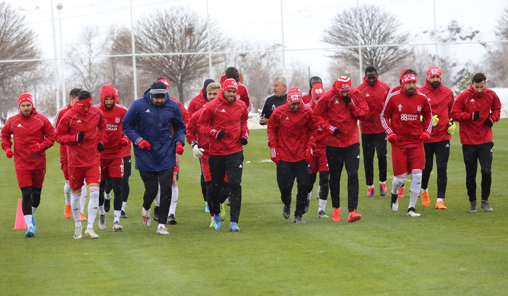 Çalımbay: “Futbolcular huzur içinde maça çıkmıyor”