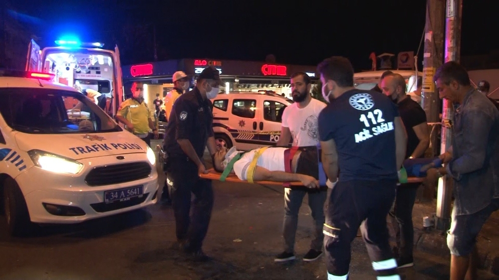 Çalıntı motosikletle polisten kaçan şüpheliler taksiye çarptı