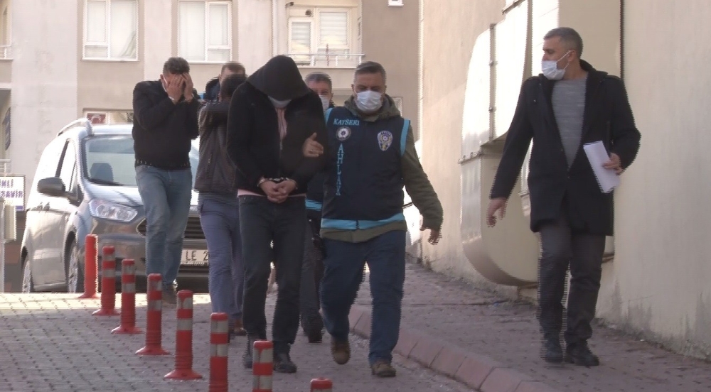 Çalışma vaadiyle kandırılarak yurt dışından getirilen kadınlara fuhuş yaptırmışlar
