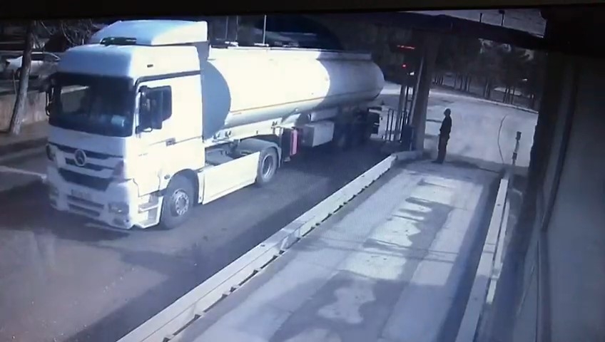 Çalıştıkları fabrikadan 25 ton yakıt çalan işçiler kameraya yakalandı