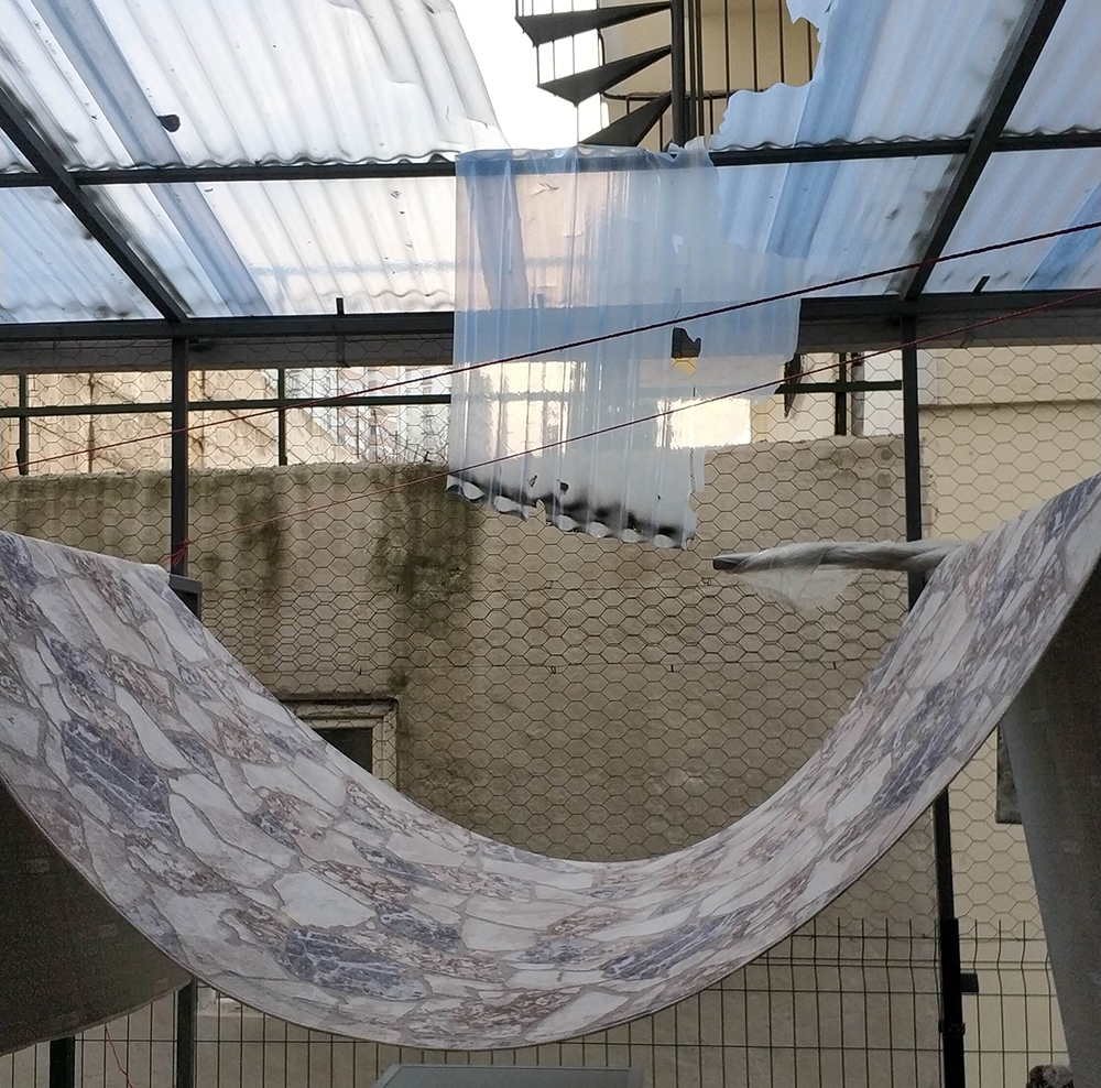 Cam silerken 3. kattan düşen kızı ölümden, kurumaya bırakılan halı kurtardı