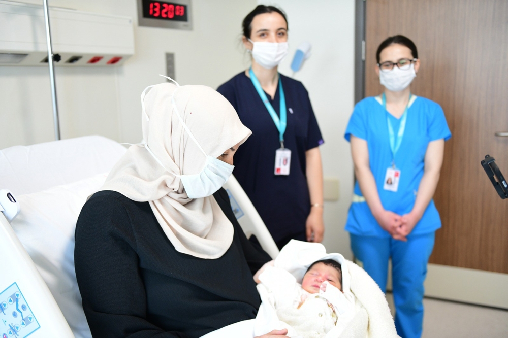 Çam ve Sakura Şehir Hastanesi’nin ilk bebeği “Defne Sakura” dünyaya geldi