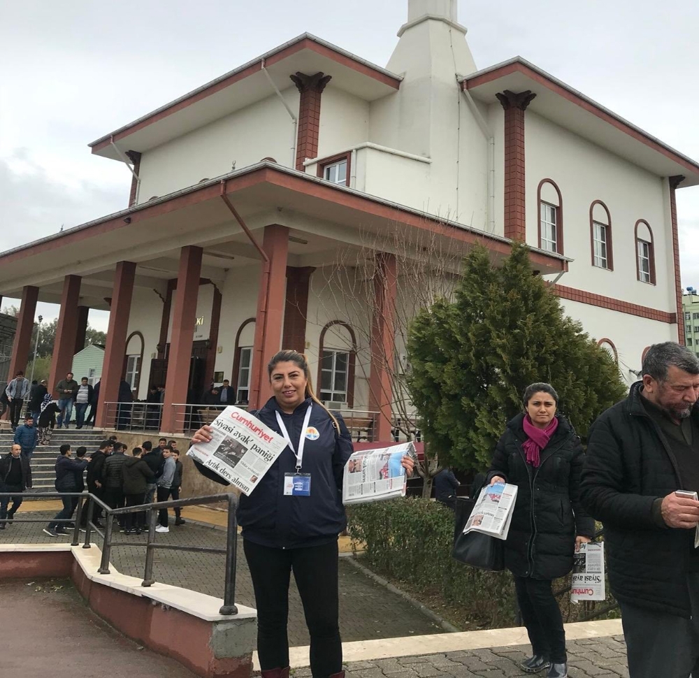 Cami çıkışında gazete dağıttıran CHP’li belediyeye tepki