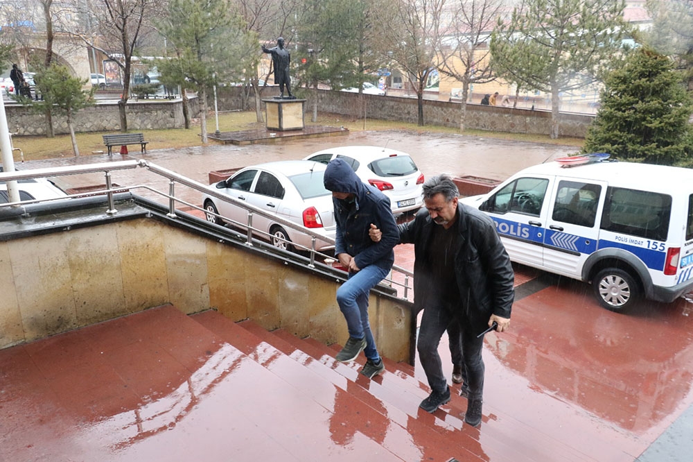 Camilerdeki şaşırtan hırsızlık yöntemi kamerada
