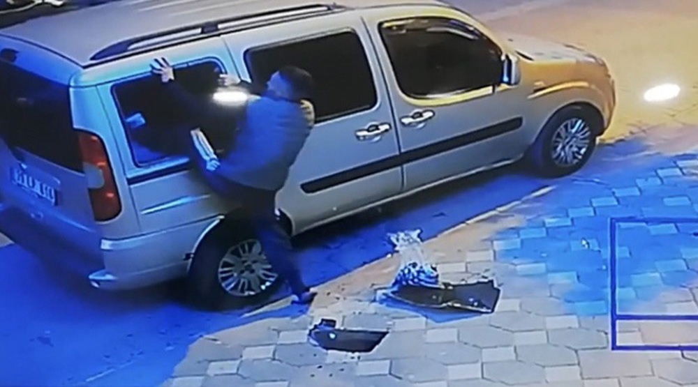Camını kırdığı arabaya uyumak için böyle girdi