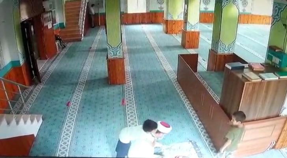 Camiye giren çocukların imam ile oyunu yürekleri ısıttı