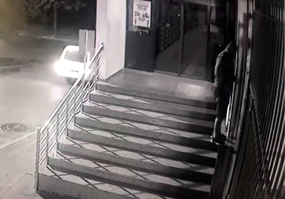 Camiye “Örümcek Adam” Gibi Tırmanıp Sadaka Kutusunu Boşalttı