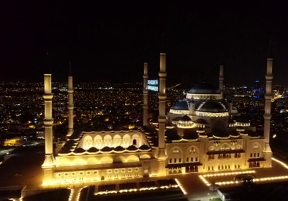 Çamlıca Camii’nde korona virüsü nedeniyle ilk teravih namazı kılınmadı